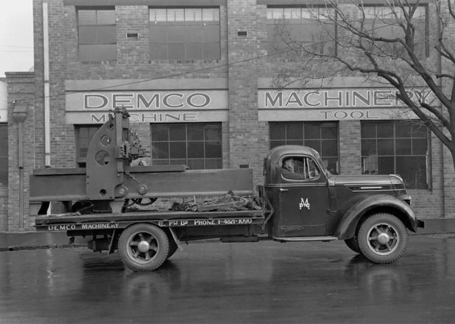  International-Harvester D-35 Flatbed 1940 года  (фото 2 из 2)